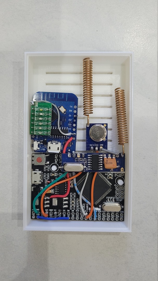 RFLink gateway installed in its 3D-printed enclosure