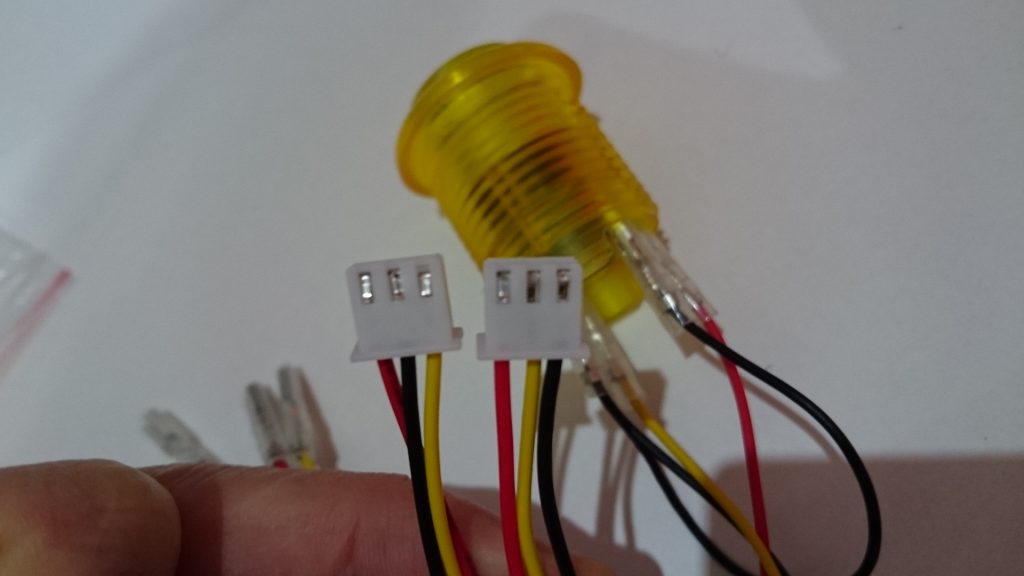 make baclit arcade button always on : the right plug is the modified one